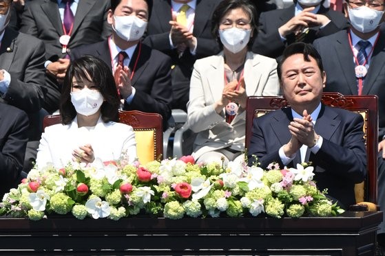 图为5月10日上午在首尔汝矣岛国会举行的第20届总统就职典礼上，尹锡悦总统和金建希女士正在鼓掌。【摄影：金成龙 记者】