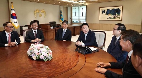 韩国总统尹锡悦10日在首尔龙山新设立的总统办公室与秘书室长金大棋等参谋们交谈。【摄影：姜正贤 记者】