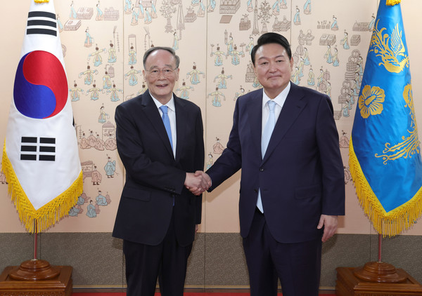 韩国总统尹锡悦5月10日下午在首尔龙山总统办公室接见中国国家副主席王岐山，图为两人在谈话前正在拍照留念。【总统办公室摄影记者团】