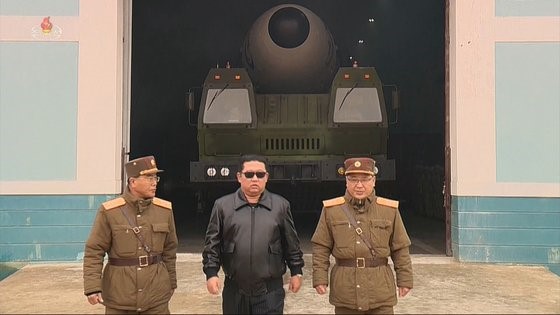 朝鲜中央电视台25日公开了24日在金正恩的指导下，在平壤顺安机场发射的新型洲际弹道导弹“火星-17型”的试射视频。【照片来源：韩联社】
