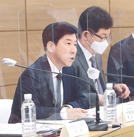 韩国企划财政部第二次官崔象大(左)11日在世宗市政府世宗大厦就2022年第二次追加更正预算举行新闻发布会。【照片来源：NEWSIS】