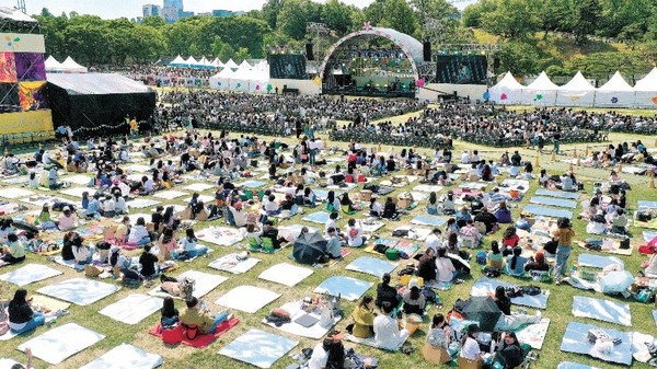 因新冠疫情原因已沉寂多时的各类庆典和音乐会等活动近来随着社交距离的解除而在韩国各地重新相继举行。图为15日下午，在首尔松坡区奥林匹克公园88草坪举行的“Beautiful Mint Life 2022”活动现场，市民们正在享受庆典。 【照片来源：NEWSIS】