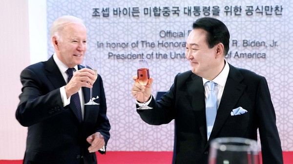  5月21日下午，尹锡悦总统和美国总统拜登在首尔龙山国立中央博物馆举行的欢迎晚宴上举起酒杯。【总统室摄影记者团】