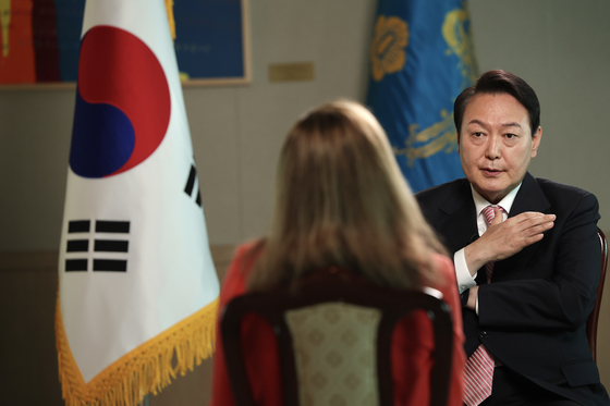 尹锡悦总统5月23日在首尔龙山区总统办公室接受美国CNN采访，尹锡悦在采访中不仅谈到对朝政策，还发表了自己在对华关系上的看法。【照片来源：CNN截图】