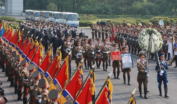 5月23日朝鲜劳动党机关报《劳动新闻》报道称，朝鲜国防部总顾问玄哲海的遗体告别仪式于22日上午在平壤4·25文化会馆进行。【照片来源：NEWS1】