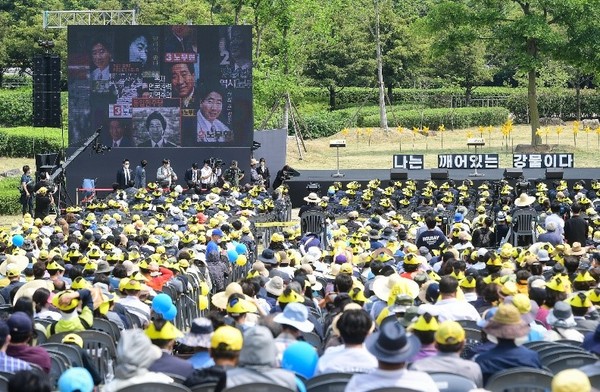 5月23日是韩国前总统卢武铉去世13周年纪念日，图为当日庆尚南道金海烽下村正在举行追悼仪式。【照片来源：NEWS1】