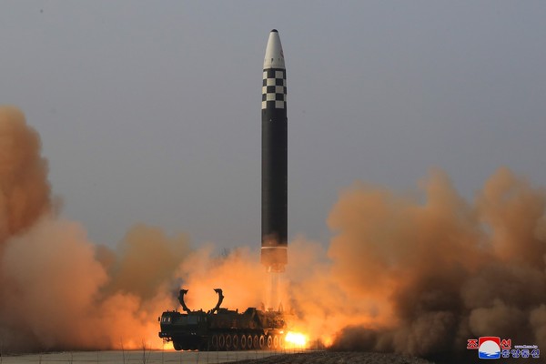 据朝中社3月25日报道称，朝鲜前一天在金正恩国防委员长的指导下进行了新型洲际弹道导弹"火星-17型"的试射。【韩联社】