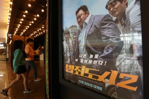 电影《犯罪都市2》上映第12天，截至29日上午9点累计观众人数为610万人次，创下了今年上映的电影中最高成绩。图为当天首尔的一家电影院。【照片来源：韩联社】
