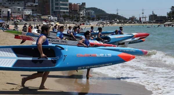 29日，2022釜山市长杯国际冲浪大赛(Busan Mayor's Cup Int'l Surfing Championship)在釜山海云台区松亭海水浴场举行，图为参加SUP竞赛单元的选手们。此次大赛由釜山市主办，釜山市冲浪协会承办，共有300多名选手和爱好者参加了冲浪等6个项目的比赛。【摄影：宋奉根 记者】