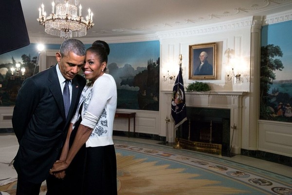 图为奥巴马总统在任期内于2017年2月14日情人节当天与米歇尔一起拍的照片。【照片来源：推特截图】