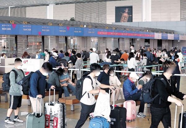图为6日下午在仁川国际机场第二航站楼的旅客们正在办理出境手续。从8日起，韩国所有入境者的一周隔离义务将被解除，但将保留入境前的核酸检测或专家用快速抗原检查和入境后3天内的核酸检查。【照片来源：韩联社】