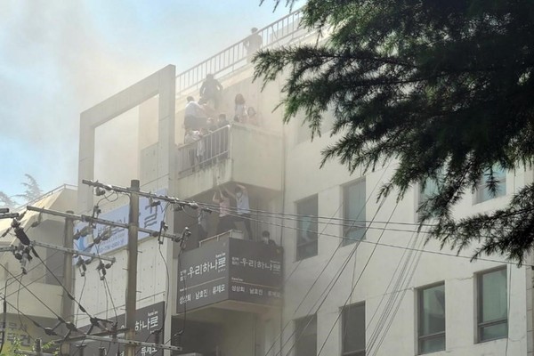 9日上午10时55分许，大邱市寿城区泛鱼洞法院附近一栋7层大厦2楼起火。虽然大火在20多分钟后被扑灭，但建筑物内身份不明的7人死亡，40多人因吸入浓烟等受伤被送往医院治疗。韩国警方认为此次火灾很有可能是人为纵火，正在以目击者等为对象调查火灾的确切经过。据调查，疑似纵火嫌疑人的50多岁男子在火灾现场死亡。【照片来源：韩联社】