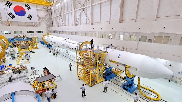 图为韩国自主研发的运载火箭“世界”号(KSLV-Ⅱ)在全罗南道高兴郡蓬莱面罗老宇宙中心完成1、2、3级火箭的连接和组装后正在接受最后的检查。“世界”号去年10月21日第一次发射时搭载的模拟载荷，因三级火箭发动机过早燃烧而未能进入目标轨道。韩国航空宇宙研究院研究组表示，在此次第二次发射准备过程中，对三级发动机进行了集中改进。“世界”号在700公里高度达到每秒7.5公里的飞行速度后如果能成功完成性能测试卫星的分离即可看做发射成功。【照片来源：韩国航空宇宙研究院】