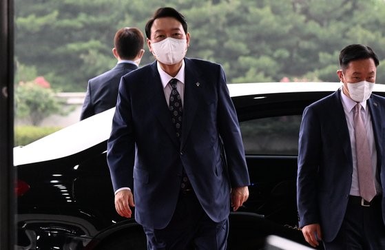图为尹锡悦总统20日前往首尔龙山总统办公室上班。【照片来源：韩总统办公室摄影记者团】