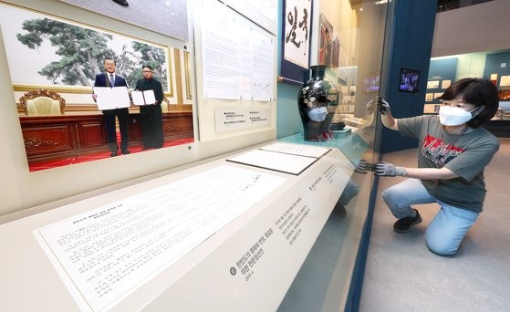 2018年在平壤举行韩朝首脑会晤时签署的宣言和教皇方济各赠送的青铜橄榄枝等100多件韩国前总统文在寅的主要记录物，将从21日起在世宗市总统档案馆对外展示。韩国行政安全部下属总统档案馆20日表示，在上个月移交至总统档案馆的第19届总统档案物中，将首先公开普通民众比较关心的记录物。图为当天在世宗市总统档案馆一名工作人员正在进行最后检查。【照片来源：韩联社】