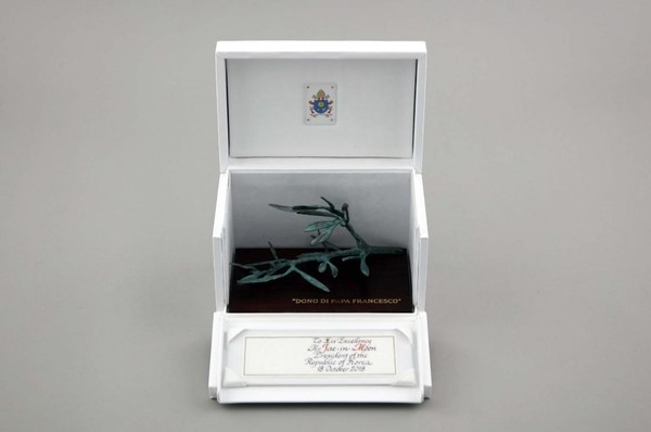 图为2018年10月，韩国前总统文在寅在欧洲巡访中访问罗马教廷时教皇方济各赠送的象征和平的青铜橄榄枝。【照片来源：韩国行政安全部】
