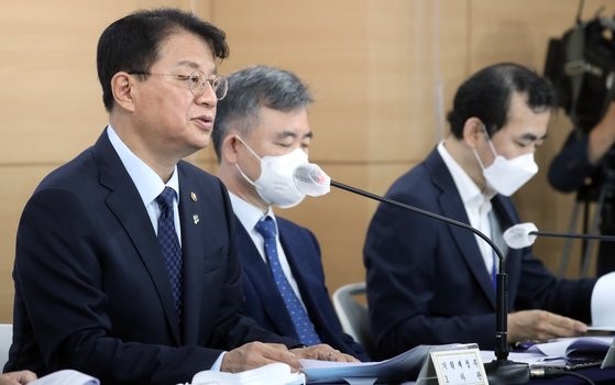 图为21日，韩国企划财政部第一副部长方基善在首尔钟路区世宗大路政府首尔办公大楼举行的房地产相关联合新闻发布会上进行发言。【照片来源：NEWS1】