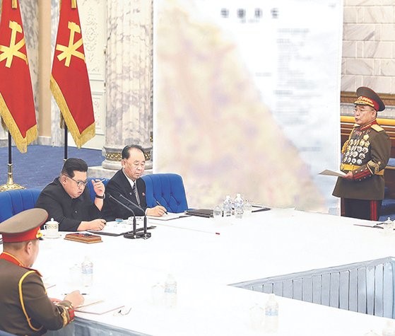 朝鲜国务委员长金正恩22日主持劳动党中央军事委员会扩大会议。图为金正恩当天下达指示，要求提高最前方部队的作战能力。【照片来源：朝中社=韩联社】