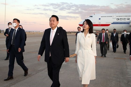图为当地时间27日下午，尹锡悦总统和夫人金建希女士为出席北约峰会抵达西班牙马德里国际机场。【照片来源：韩总统办公室摄影记者团】