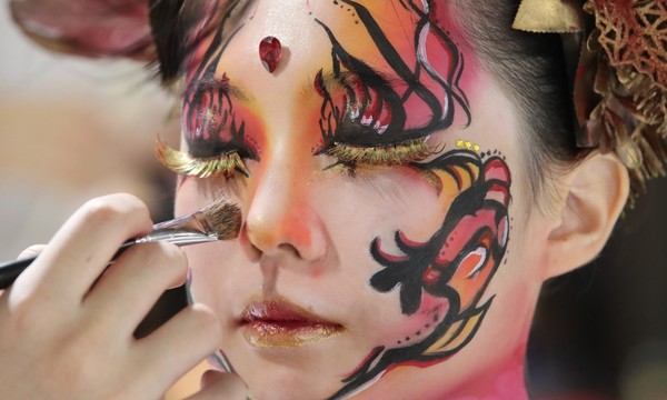 图为5日，在大田中区忠武体育馆举行的第14届大田市长杯美容艺术竞技大会上，创意彩妆(Fantasy Makeup)项目的参赛者们正在展开较量。【照片来源：NEWS1】