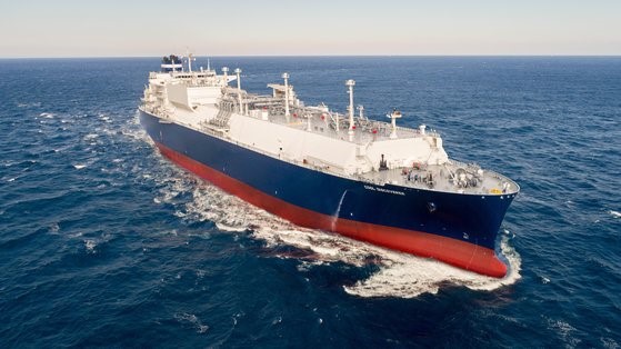 图为现代重工业建造的17.4万立方米大型液化天然气(LNG)运输船在试运行。