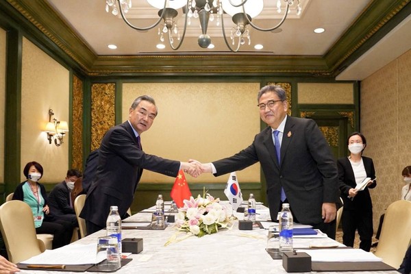 图为韩国外交部长朴振7月7日在召开G20外长会议的印度尼西亚巴厘岛与中国外交部长王毅进行韩中外交部长会谈。【照片来源：韩外交部】