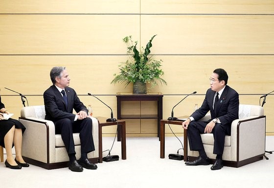 7月11日，日本首相岸田文雄(右)在东京官邸会见了前来吊唁前首相安倍晋三的美国国务卿布林肯。【照片来源：法新社=韩联社】