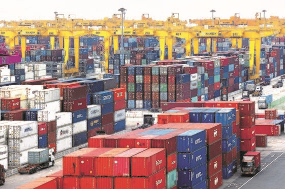 据韩国产业通商资源部透露，今年上半年韩国出口规模史上首次突破3500亿美元，但由于原材料价格暴涨，贸易收支连续三个月出现逆差。图为11日的仁川新港。【照片来源：NEWS1】