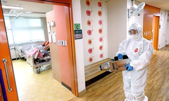 7月14日上午，首尔松坡区厅的相关人员正在松坡区立疗养中心进行防疫工作。【照片来源：NEWSIS】