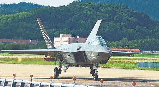 图为7月19日下午，韩国产超音速战斗机KF-21“猎鹰”成功完成了33分钟的试飞行后，返回庆尚南道泗川市空军基地跑道。【照片来源：NEWSIS】