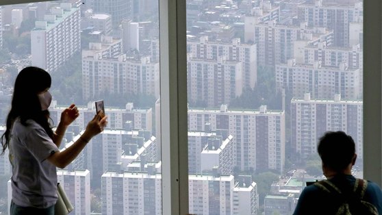 图为在首尔松坡区乐天世界塔Seoul Sky瞭望台看到的首尔市内公寓景观。【照片来源：NEWS1】
