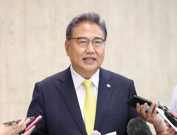 图为韩国外交部长朴振结束日本出访行程于7月20日下午经由首尔江西区金浦国际机场入境后接受记者提问。【照片来源：NEWS1】