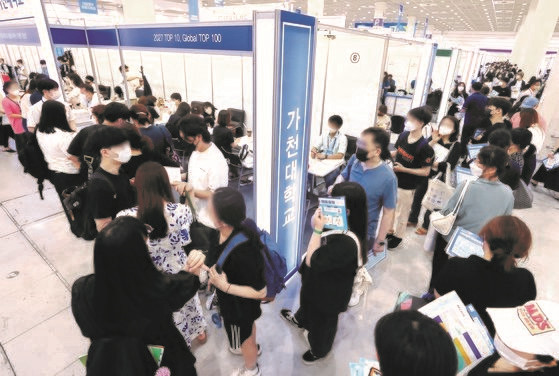 图为7月20日，在首尔江南区COEX会展中心举行的“2023大学随时招生信息博览会”上考生和家长们正在参观活动现场。此次活动时隔3年再次举行，共有149所大学参加。活动将持续到本月23日。【照片来源：韩联社】
