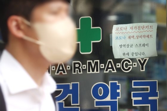 图为7月12日首尔市内一家药店门上贴着自我检测试剂盒在售公告。【照片来源：韩联社】