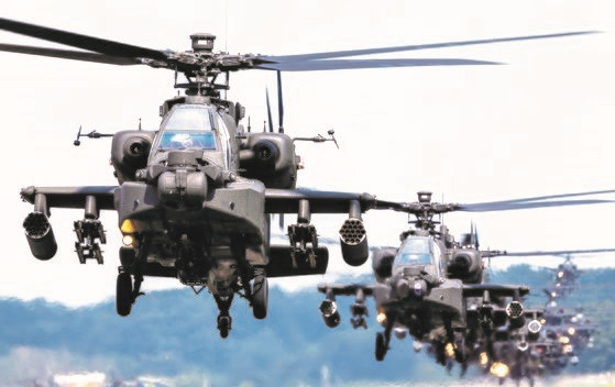 本月25日，韩国陆军在京畿道利川和杨平一带实施了大规模航空作战FTX(野外机动演习)。16架AH-64E阿帕奇卫士武装直升机、13架UH-60P“黑鹰”(Black Hawk)直升机、5架CH-47D“支努干”运输直升机等34架直升机参加了演习。这是尹锡悦政府上台后的首次大规模军事演习。图为当天阿帕奇编队在跑道上盘旋。【照片来源：摄影共同记者团】
