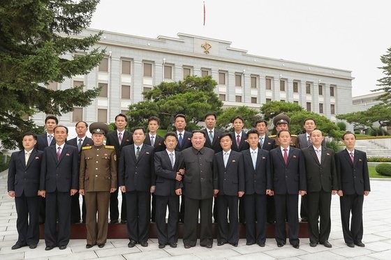 朝鲜国务委员长金正恩本月8日与参加劳动党特别培训会议的组织部门优秀干部合影留念。自此之后，金正恩已连续19天没有在公开场合露面。【照片来源：劳动新闻、NEWS1】