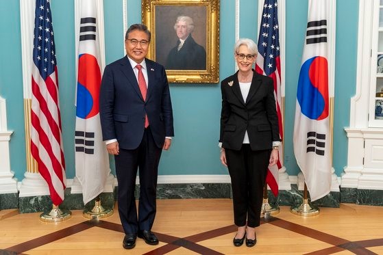 韩国外交部长朴振今年4月以韩美政策协议代表团团长身份访问美国，在与美国副国务卿温迪·谢尔曼见面时，正式把CVID作为尹锡悦政府的无核化原则。【照片来源：韩联社】