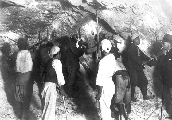 活玉洞窟是1922年日本开发的矿山。在韩国国内，这里也是开采稀有滑石的矿山。图为朝鲜日治时期在矿山拍摄的照片资料。【照片来源：活玉洞窟】