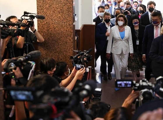 美国众议院议长南希·佩洛西3日离开台湾台北议会时，现场聚集了很多媒体记者。【照片来源：路透社=韩联社】