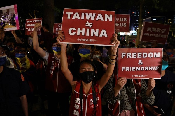 8月2日，欢迎佩洛西议长的人群正在酒店周围举着“台湾和中国不一样”等牌子。 【照片来源：路透社=韩联社】