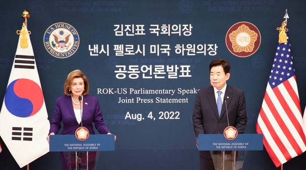 美国众议院长南希·佩洛西8月4日在韩国国会本厅与韩国国会议长金振杓进行联合媒体发布会，正在朗读发表内容。【摄影：金成龙 记者】