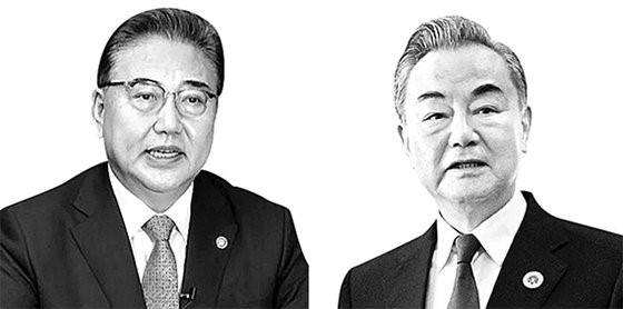 韩国外交部长朴振(左)和中国国务委员兼外长王毅(右)