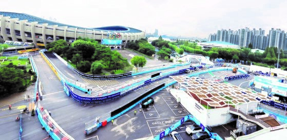 2022韩亚银行首尔E-Prix将于本月13日起在蚕室奥林匹克体育场举行，为期两天。首尔E-Prix是世界最顶级的电动车赛“电动方程式”(Formula E)世界锦标赛本赛季的最后一场比赛。距离比赛还有两天的8月11日，在蚕室综合运动场跑道上，相关工作人员正在搬运官方比赛赛车“GEN2”。E-Prix参赛的所有队都使用同样的底盘，但除电池外的动力总成可以在规定范围内自由设计。【照片来源：韩联社】