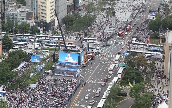 图为15日，首尔世宗大路附近正在举行大规模集会，集会者占据了光化门广场的一部分。【照片来源：韩联社】