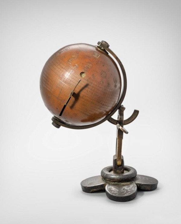 在任何地区都可以测定时间的朝鲜后期圆球形状的日晷回到韩国。韩国文化财厅和国外所在文化遗产基金会18日表示，今年3月在美国的某拍卖会上拍下了可携带的小型日晷“日影圆球”，并将其运回了韩国。朝鲜时代具有代表性的日晷“仰釜日晷”呈半球形，而“日影圆球”呈圆形。 “日影圆球”将于自今日起通过在国立古宫博物馆举办的特别展览“海外文化遗产之旅”向公众开放。【照片来源：韩国文化财厅】