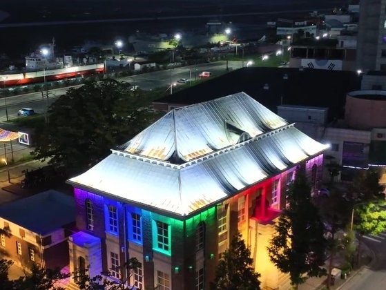 图为华丽照明下的群山朝鲜银行建筑物。【照片来源：群山市】