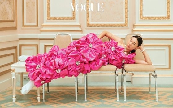 【照片来源：Vogue Korea截图】