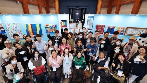 图为8月31日，作为青瓦台综合文化艺术空间项目的首场活动，在青瓦台春秋馆举行了残疾人艺术家特别展。与韩国残疾人文化艺术团体总联合会共同举办的此次展示会上，有50位残疾人艺术家参加。这些艺术家们在发育、肢体、听觉等残疾情况下仍积极进行作品创作。韩国文化体育观光部通过公开招募选定了西洋画、韩国画、文人画、书法、工艺等多个领域的59幅作品。【照片来源：韩联社】