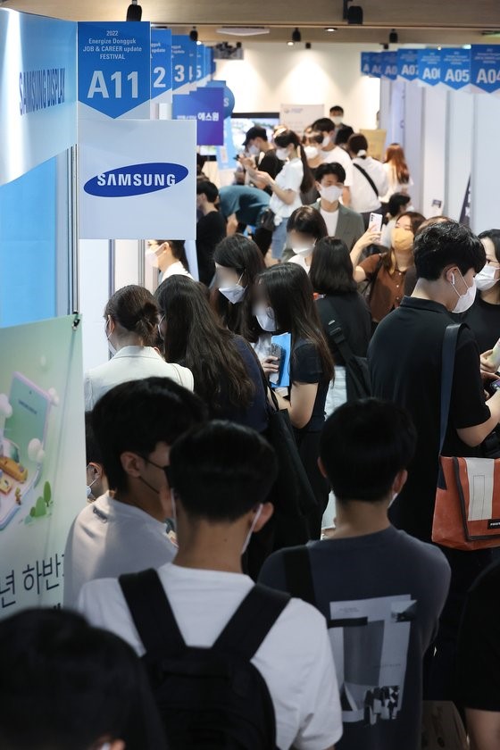 1日，在首尔中区东国大学举行了就业博览会。韩国大企业咨询展位挤满了等待咨询的学生，相反中坚企业咨询展位却格外冷清，形成了鲜明的对比。【照片来源：韩联社】