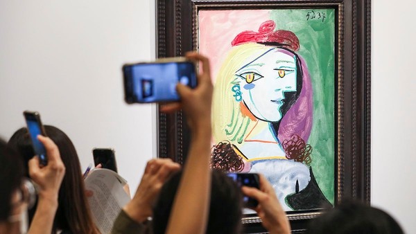 图为4日，在首尔江南区COEX会展中心举行的“首尔弗里兹艺术博览会” (Frieze Seoul)上参观者们正在拍摄价值600亿韩元的毕加索《戴红橙色贝雷帽的女子》(Femme au beret rouge a pompon，1937)。毕加索作品所在的阿奎维拉画廊(Acquavella Galleries)是最佳拍照地点，因为这里展出了蒙德里安、弗朗西斯·培根、达米恩·赫斯特等世界著名艺术家的名作。世界级艺术博览会(美术市场)主办方Frieze在韩国举办了首届亚洲艺博会“Frieze Seoul”，展会将持续到9月5日。【照片来源：NEWSIS】